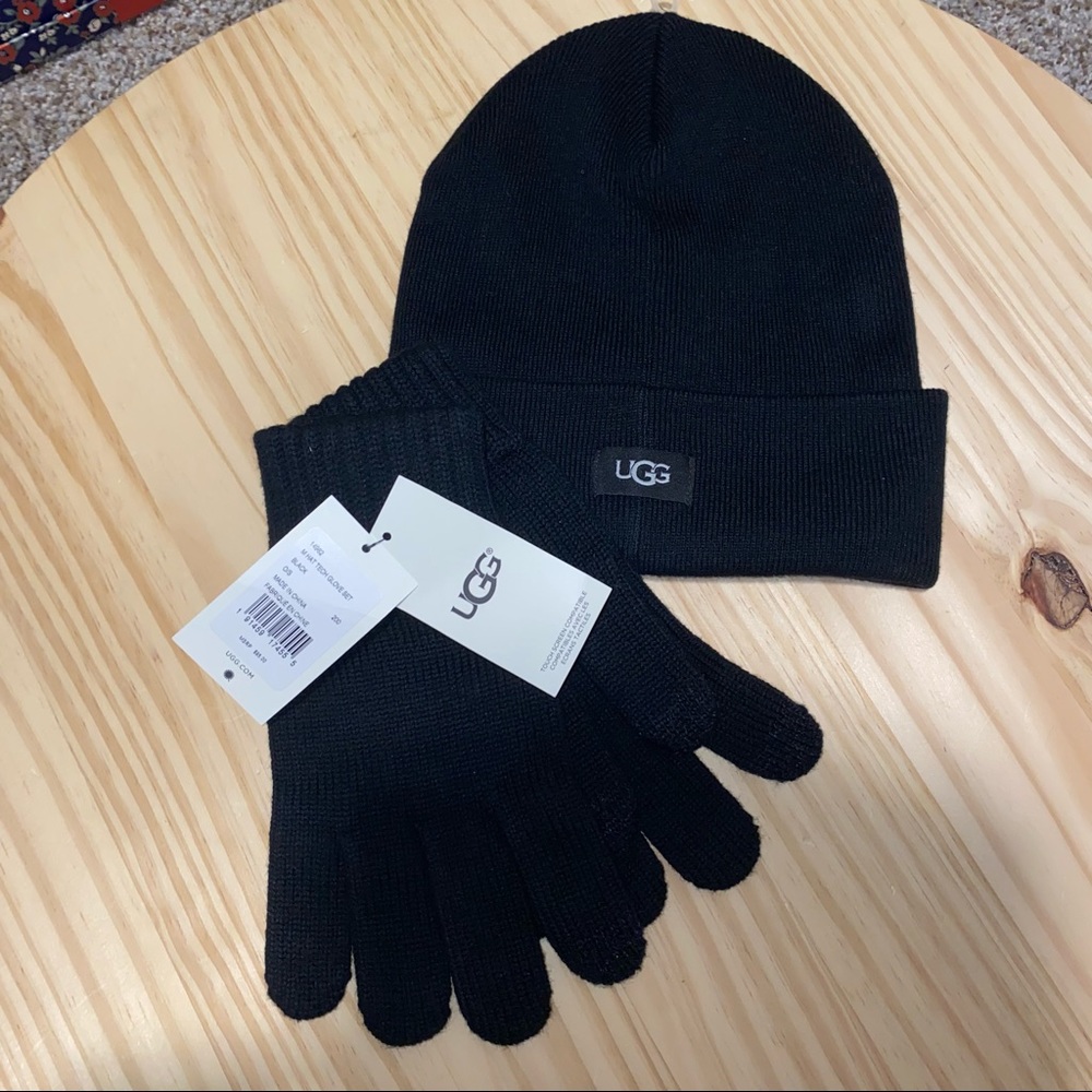 NEW UGG SET ALL BLACK TECH GLOVES AND HAT ONE SIZE FITS